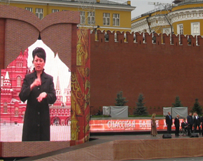 Сурдопереводчик у стен Кремля