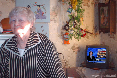 На маленьком телевизоре старушки не увидят субтитры. Фото Татьяны Нужиной.
