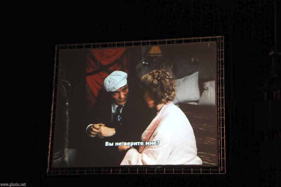 Перед началом концерта на двух больших экранах демонстрировали фильм "Любовь и голуби" (с субтитрами)