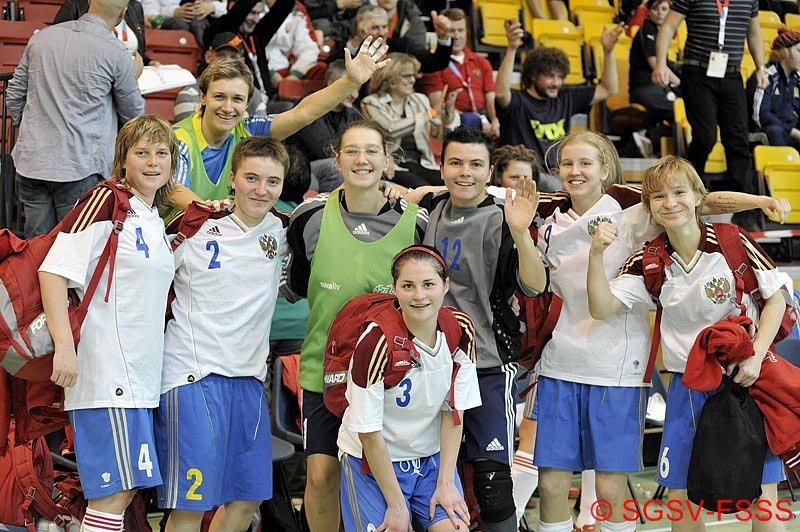 Россиянки празднуют победу – они теперь чемпионки Европы по футзалу!