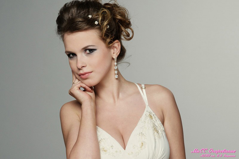 Ульяна Горшкова готовится к конкурсу красоты в 2011 г. Фото с сайта www.miss-ocharovanie.ru