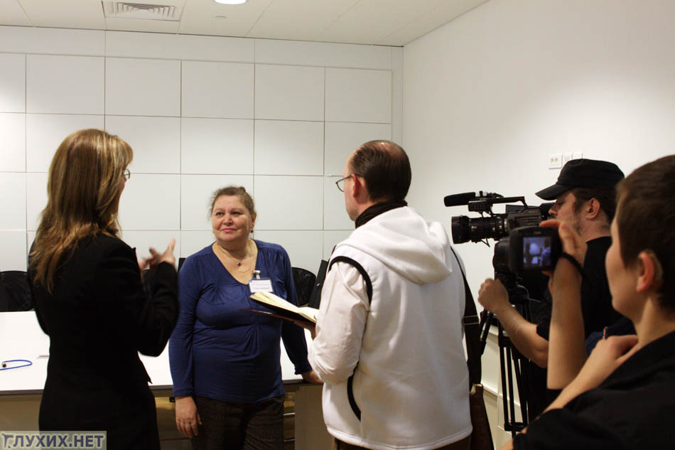 Телевидение берёт интервью у представителя от МГО ВОГ. Фото «Глухих.нет»