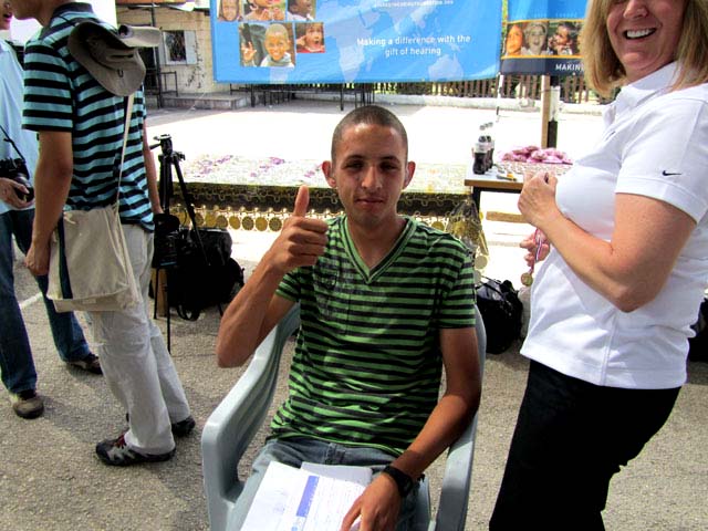 Десятки специалистов, во главе с Биллом Остином и Рафи Вальденом, работают как на конвейере, принимая до четырехсот человек в день. Десятки специалистов, во главе с Биллом Остином и Рафи Вальденом, работают как на конвейере, принимая до четырехсот человек в день.