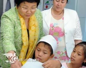 Президент Кыргызской Республики посетила интернат для глухих детей