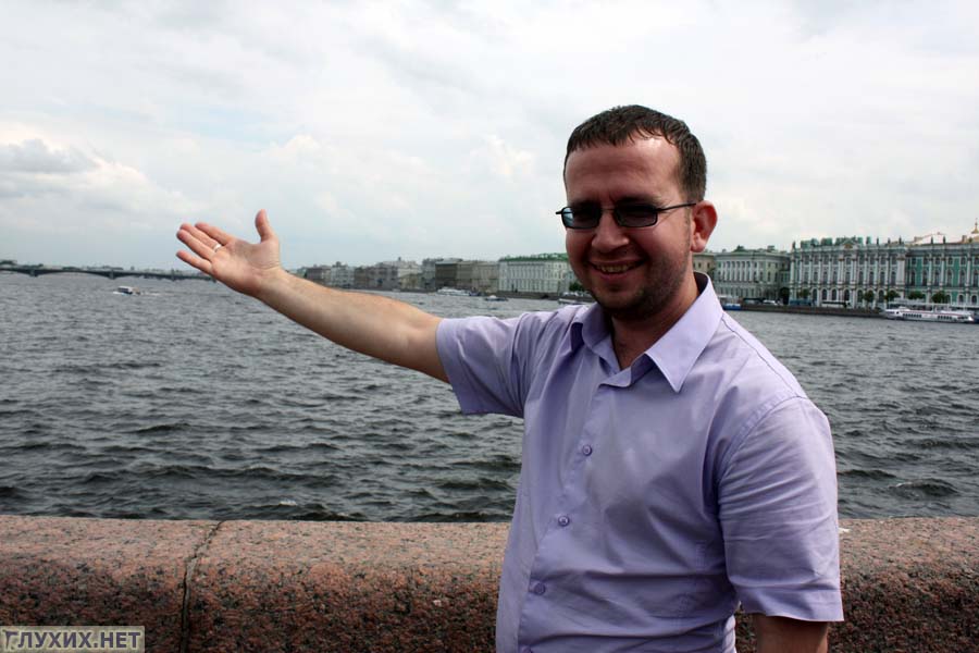 С указующим перстом, точнее, ладонью – гид Вадим Баранов. С указующим перстом, точнее, ладонью – гид Вадим Баранов.