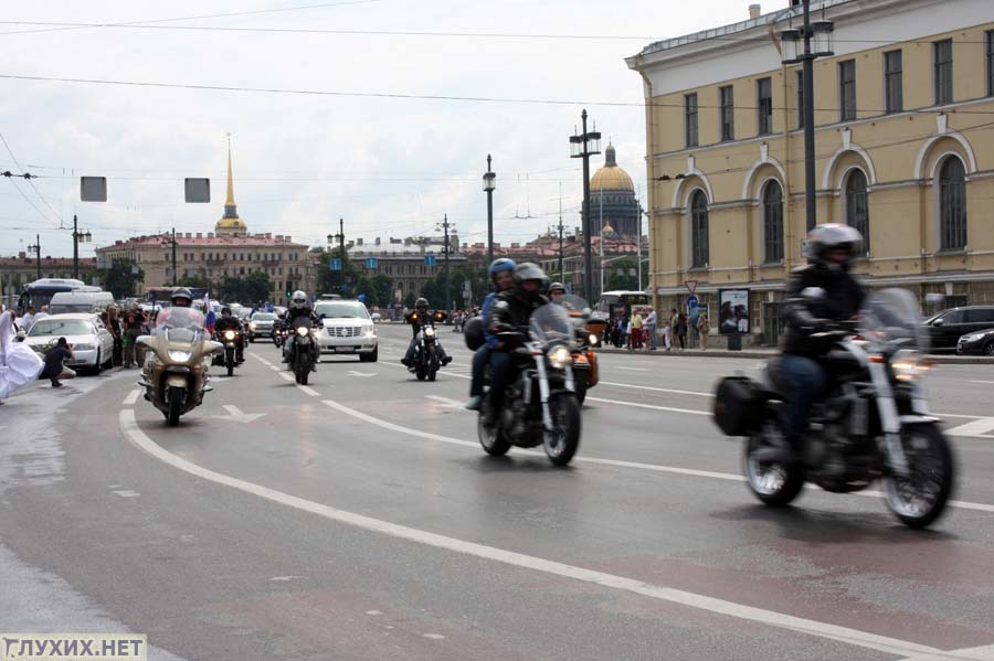 Попали на день байкеров. По дворцовому мосту прошлась целая колонна.