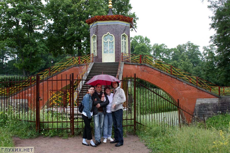 В Китайской деревне. Под одним зонтом прячемся от дождя. Вместились же! В Китайской деревне. Под одним зонтом прячемся от дождя. Вместились же!