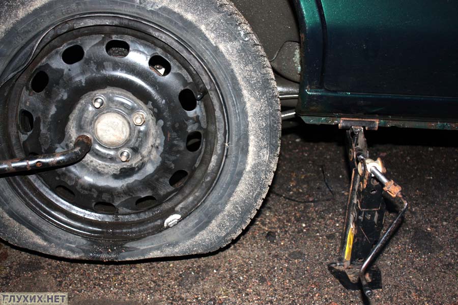 По пути из Петербурга в Москву. «Убитое» колесо «Ford Mondeo» подлежало замене. По пути из Петербурга в Москву. «Убитое» колесо «Ford Mondeo» подлежало замене.