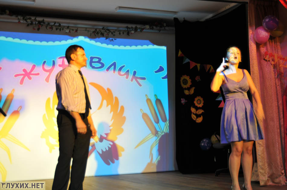 Алина Андреева исполняет песню "Журавлик" со своим отцом.