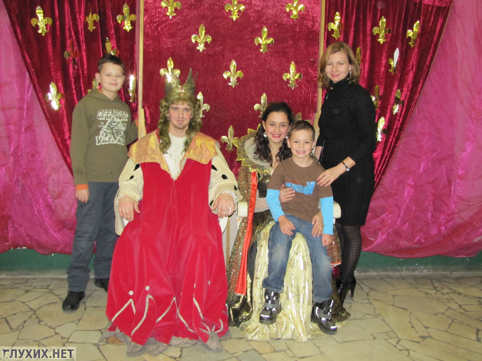 И малыши, и взрослые с удовольствием фотографировались с королём и королевой праздника (студенты ГСИИ)