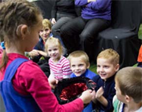 Воспитанникам детского сада для глухих показали особый театр