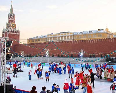 Глухие дети покатаются на коньках на Красной площади