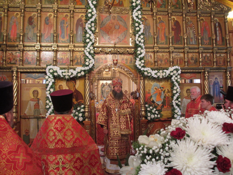 Праздничную службу служил Митрополит Архангельский и Холмогорский Даниил.