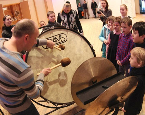 В Свердловской филармонии слабослышащие и глухие дети учатся слушать музыку
