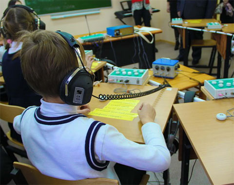 В школе-интернате для глухих и слабослышащих детей появилась современная звукоусиливающая аппаратура