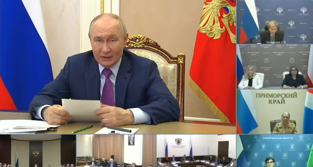 Путин поручил обеспечить педагогов для носителей русского жестового языка