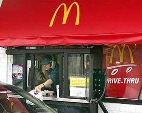 Глухая женщина судится с McDonalds