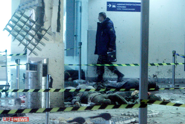 Взрывной волной частично разрушило потолок Взрывной волной частично разрушило потолок