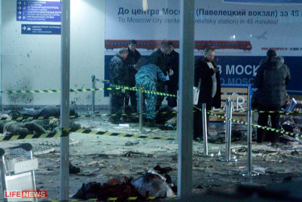 Десятки людей погибли у выхода из аэропорта Десятки людей погибли у выхода из аэропорта