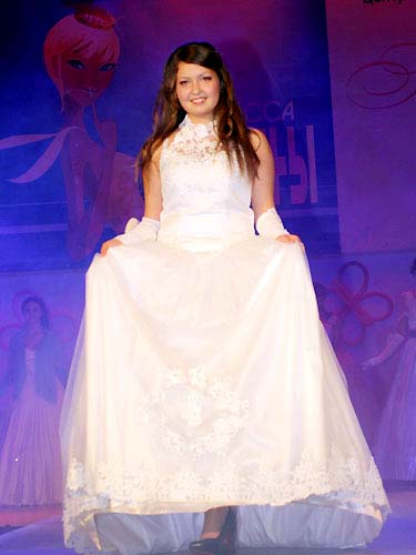 В классических традициях конкурса девушки продефилировали в свадебных платьях
