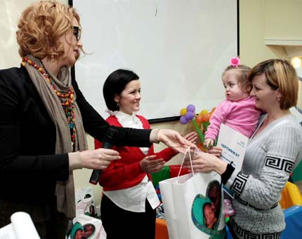 Глухие дети получили слуховые аппараты. Многодетные мамы Снежана Егорова (слева) и Маричка Падалко вручали слуховые аппараты слабослышащим детям во время благотворительной акции