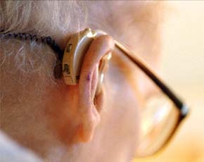 Для диагностики глухоты - подуют в уши