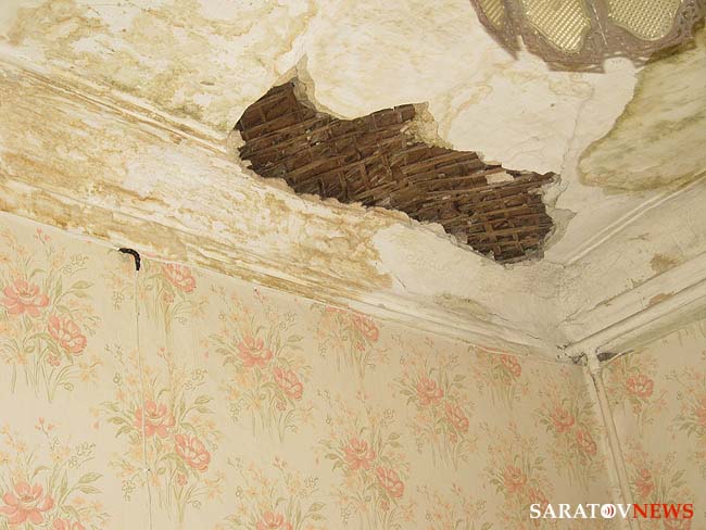 В общежитии для глухих рухнул чердак! (ФОТО) В общежитии для глухих рухнул чердак! (ФОТО)