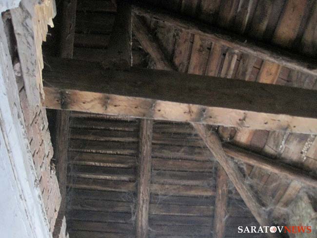 В общежитии для глухих рухнул чердак! (ФОТО) В общежитии для глухих рухнул чердак! (ФОТО)
