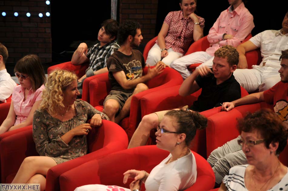 Молодежь обсуждает насущные вопросы. Фото "Глухих.нет" Молодежь обсуждает насущные вопросы. Фото "Глухих.нет"