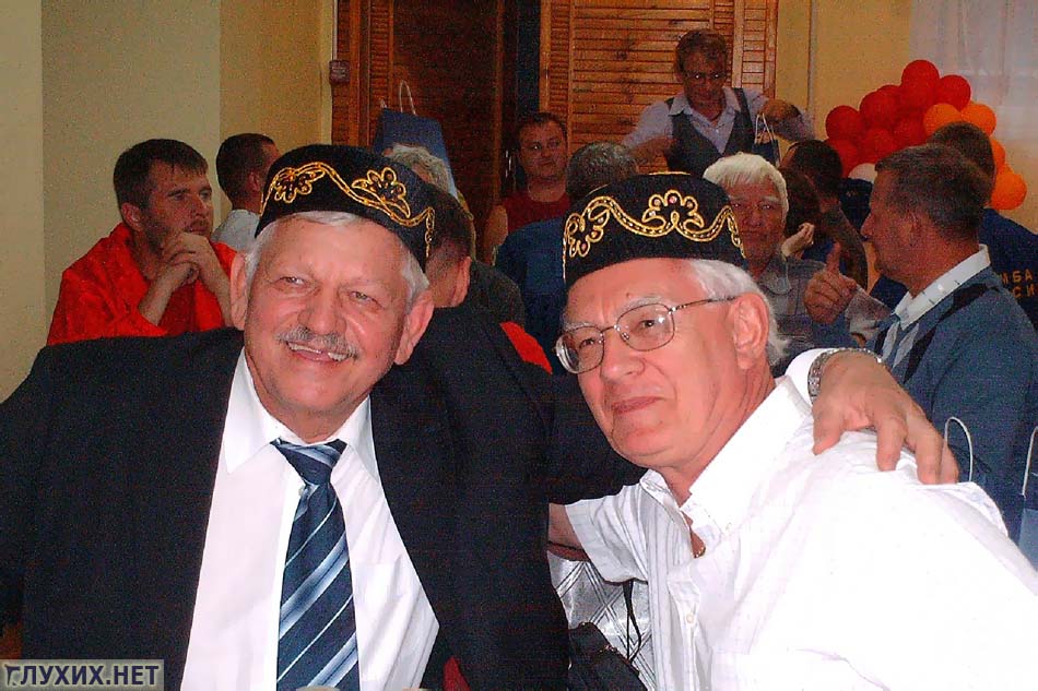 В тюбетейках - президенты Рухледев и Досенко.