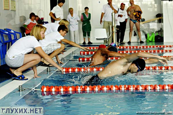 Соревнования по плаванию у мужчин.