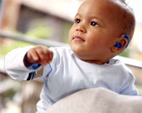 Глухим детям нравятся цветные слуховые аппараты