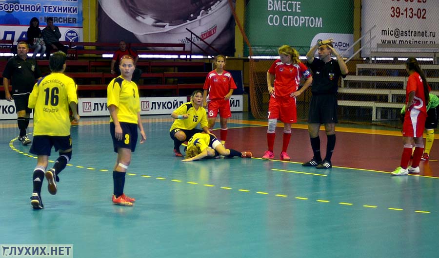 Второй игрок Московской области получает травму. Второй игрок Московской области получает травму.
