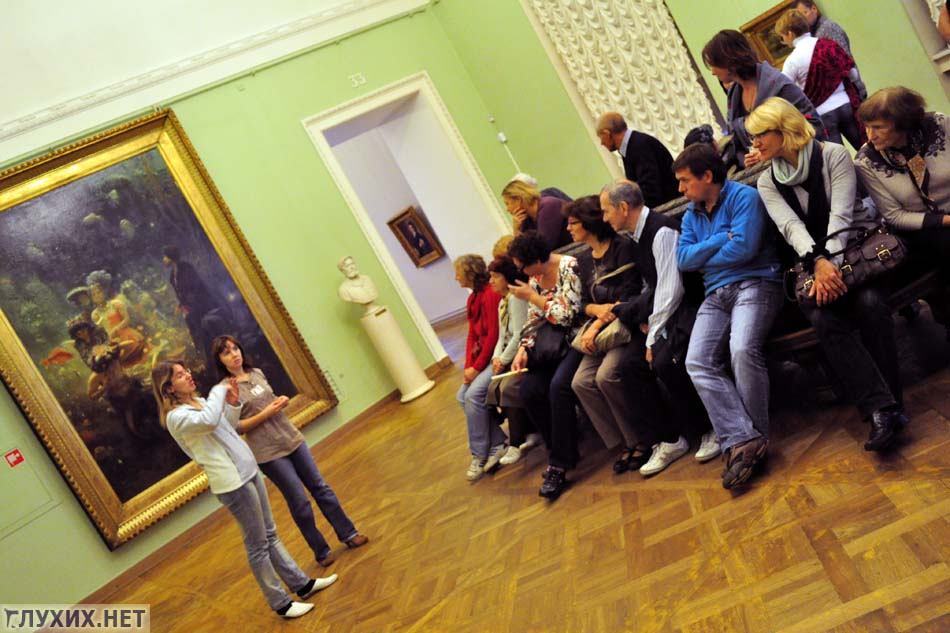 Москвичи с интересом слушают гида и сурдопереводчика. Москвичи с интересом слушают гида и сурдопереводчика.