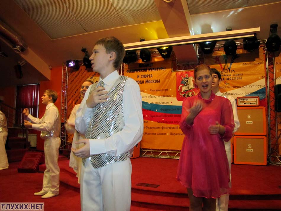 На мрачноватой сцене замечательно выступали как взрослые, так и детишки. На мрачноватой сцене замечательно выступали как взрослые, так и детишки.