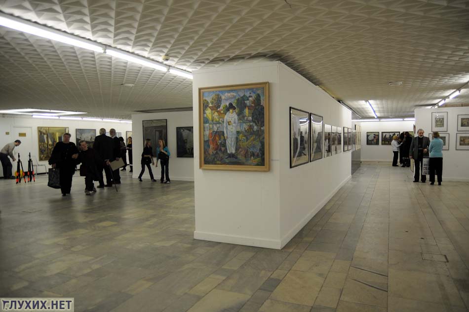 Большинство зрителей пришли за час перед концертом, чтобы посмотреть работы студентов ГСИИ и пообщаться с преподавателями, студентами, актерами. Большинство зрителей пришли за час перед концертом, чтобы посмотреть работы студентов ГСИИ и пообщаться с преподавателями, студентами, актерами.