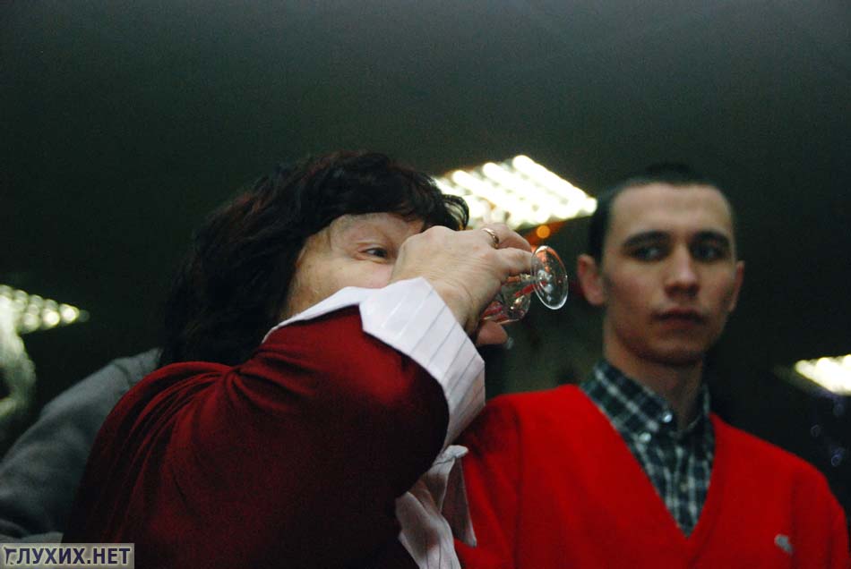 Это, между прочим, уже не простая бабуся, а глава клуба общения глухих «Арбатский» Александра Карычева. Это, между прочим, уже не простая бабуся, а глава клуба общения глухих «Арбатский» Александра Карычева.