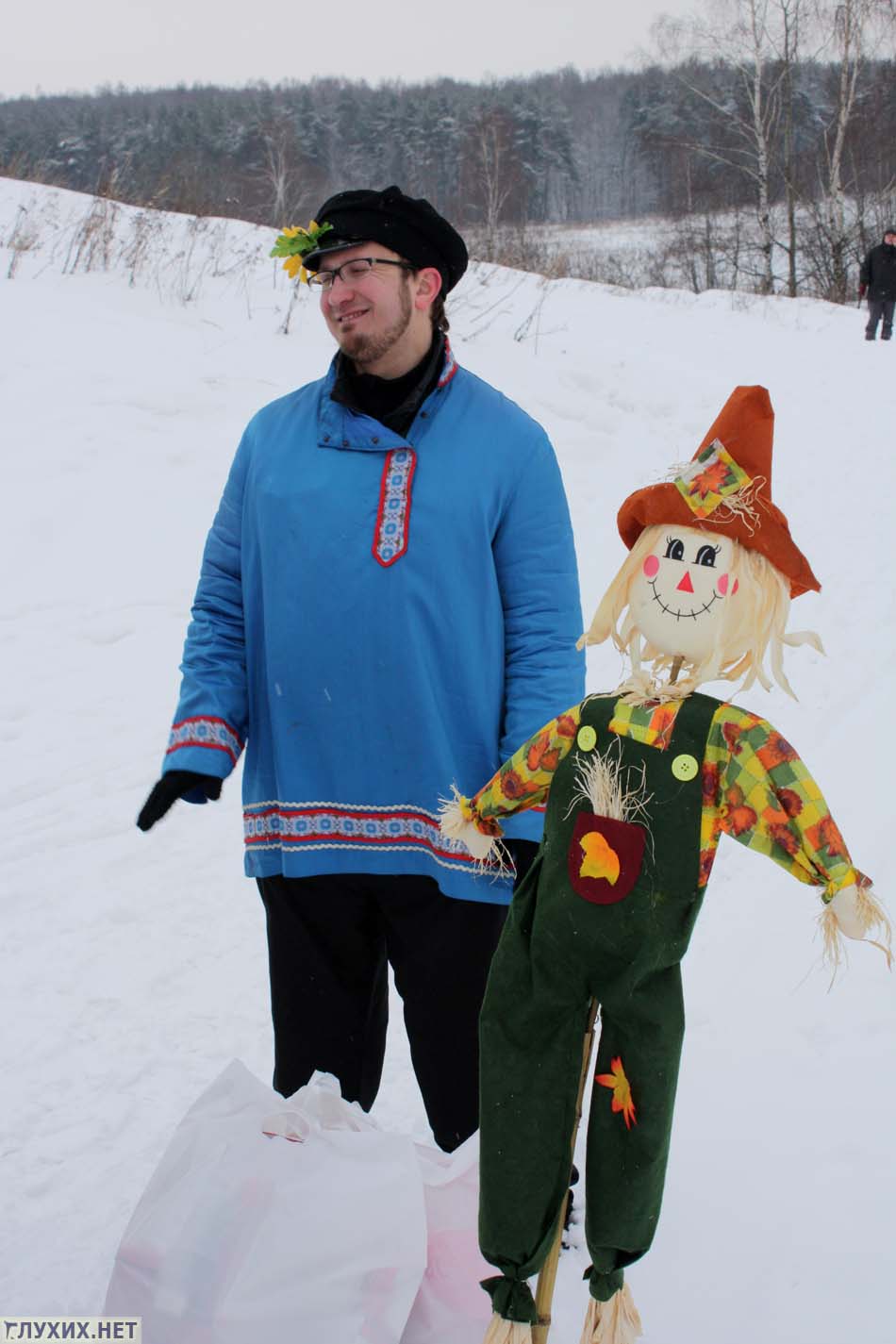 На Шипиловском проезде гостей Масленицы встречал Евгений Еровенков, используя чучело Зимы как знамя. 