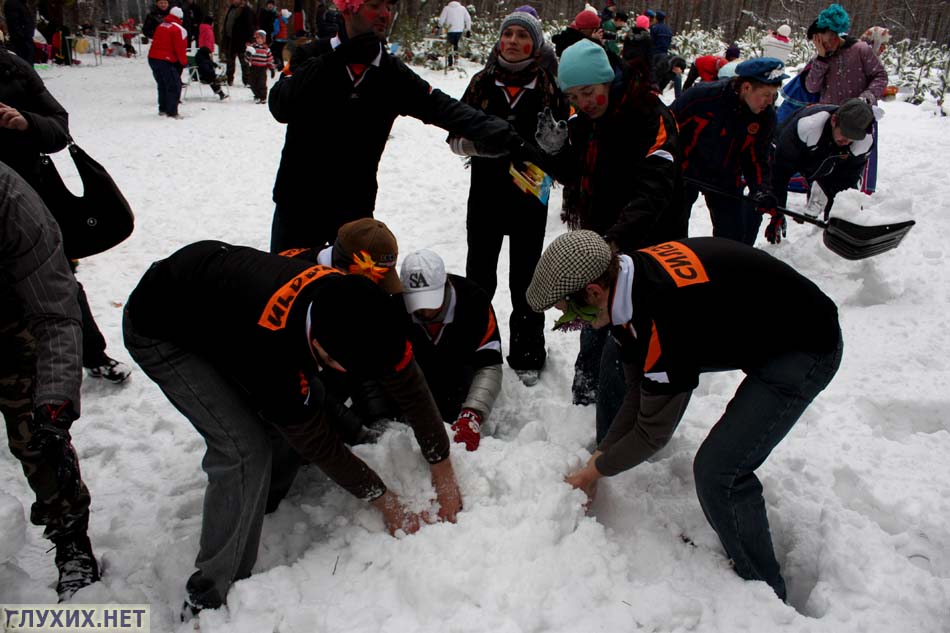 Первый конкурс: вылепить и раскрасить гуашью снеговика. Команды тут же ринулись делать снежных красавиц. Снег был слегка рыхлый, и нормально их в шары скатывать нереально было. 