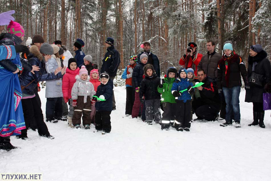 Чтобы дети не скучали, для них устроили веселые старты. Каждый должен был обежать круг, удерживая на лопате снежок, и передать его товарищам по команде. 