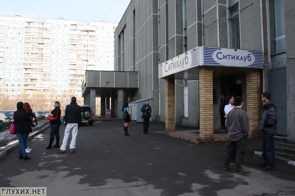 К назначенному часу в «Сити-клуб» постепенно подтягивался народ. Настроение у всех было на высоте: весна, солнышко, тепло. К назначенному часу в «Сити-клуб» постепенно подтягивался народ. Настроение у всех было на высоте: весна, солнышко, тепло.