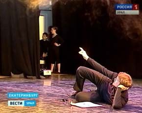 В Екатеринбурге поставили спектакль о жизни глухих людей В Екатеринбурге поставили спектакль о жизни глухих людей