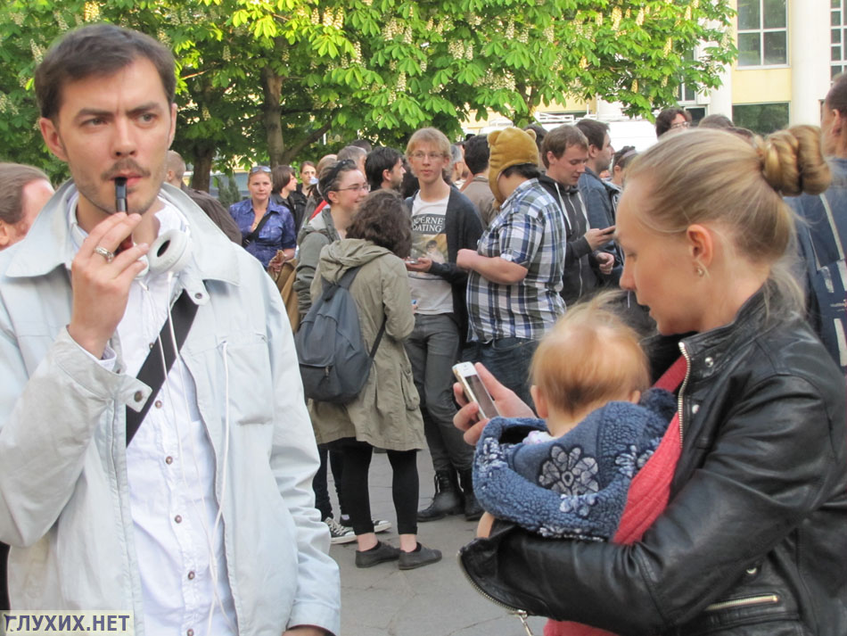 На оппозиционный вечер приводят даже детей