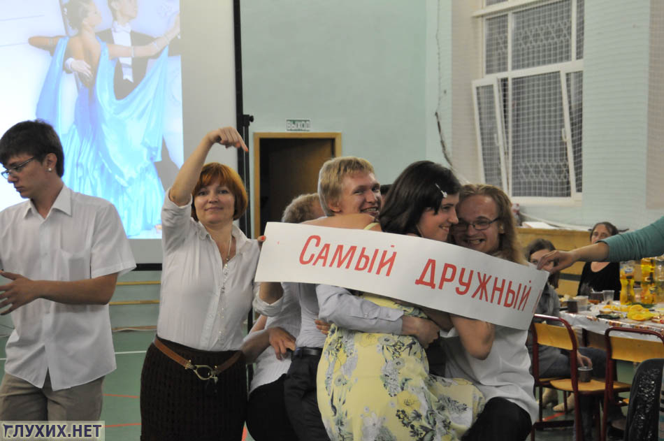 Справа - самый дружный класс, который добросовестно выполнил задание: сесть всем классом на один стул. Справа - самый дружный класс, который добросовестно выполнил задание: сесть всем классом на один стул.