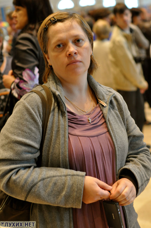 Неслышащая Елена Руденко привезла на Манеж свою картину.