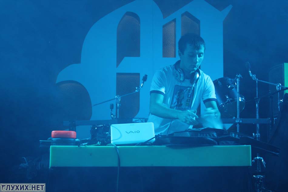 Почти уснувшему в клубном тумане DJ Михею Петрову нашли замену. 