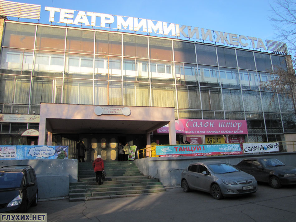 К юбилею театра с вывески сняли значок "Coca Cola" К юбилею театра с вывески сняли значок "Coca Cola"