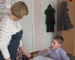 Первое учебное заведение глухих и слабослышащих детей создано в Луганске в 1930 году