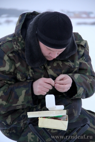 Василий Малышев готовится к ловле рыб. Василий Малышев готовится к ловле рыб.