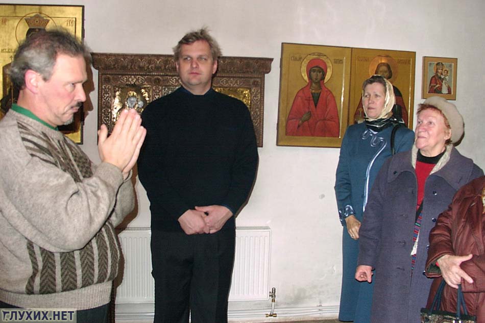 Слева направо: Павел Трошинкин, Дмитрий Балашов и глухие клинчанки. Слева направо: Павел Трошинкин, Дмитрий Балашов и глухие клинчанки.